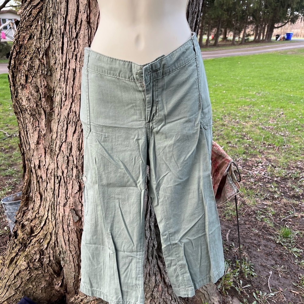 Liz Lange olive cargo Maternity capris 12